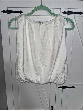 LOFT RUCHED BOATNECK BUBBLE HEM SHELL